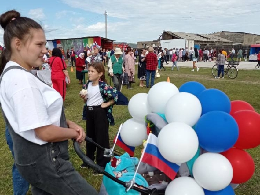 Девять родителей новорожденных поздравили на дне села в Акше